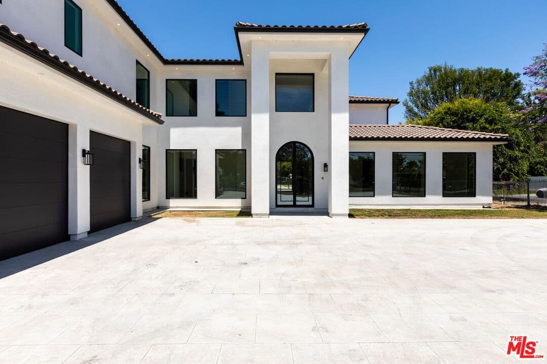 13807 Magnolia Blvd, Sherman Oaks, California 91423