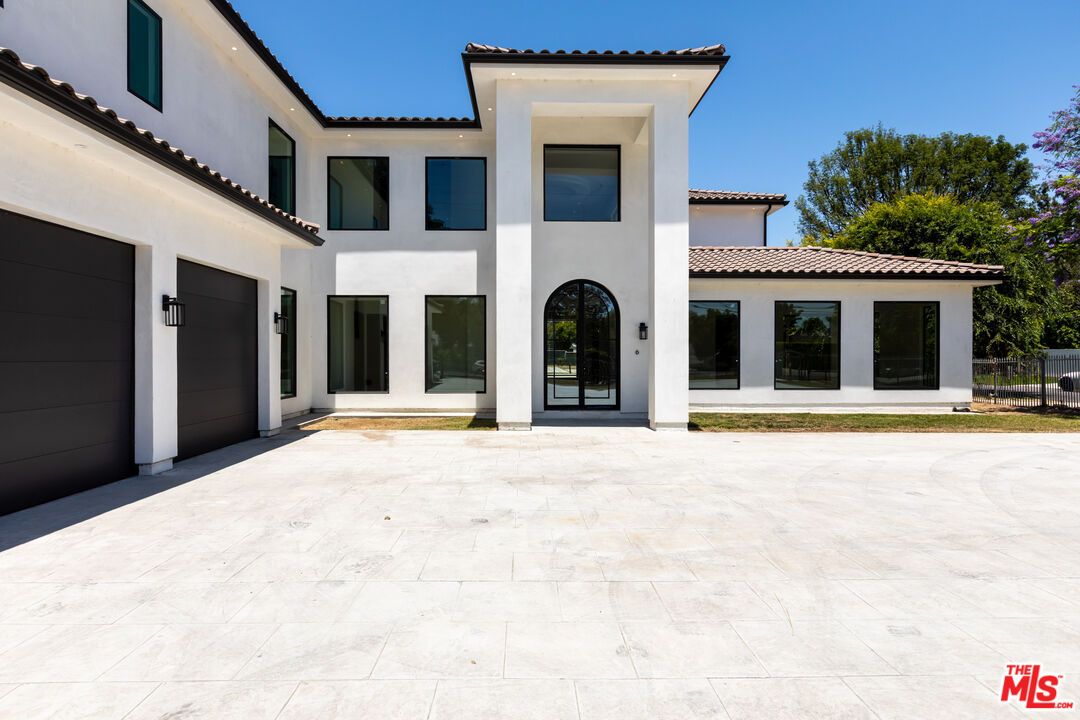 13807 Magnolia Blvd